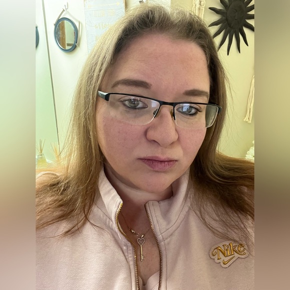 Meet your Posher, Courtney - Picture 2 of 2